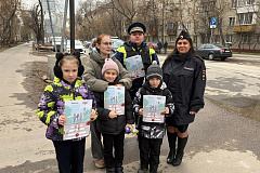Сотрудники Госавтоинспекции Юго-Восточного округа напомнили детям и родителям о соблюдении правил дорожного движения