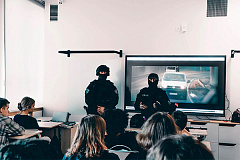 «Урок ответственности»: офицеры СОБР «Центр» провели встречу с учащимися московской школы
