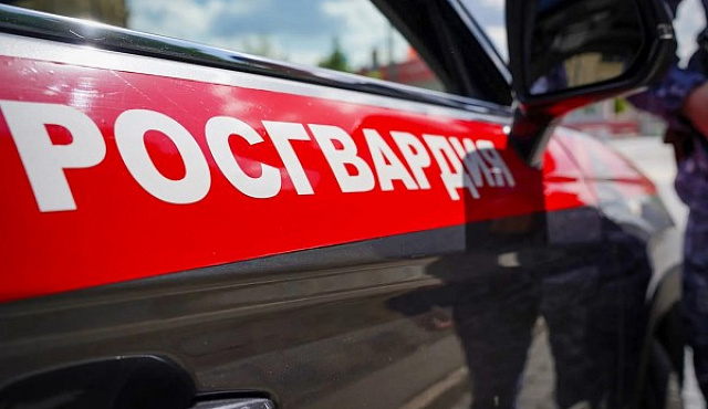 Столичные росгвардейцы пресекли кражу спиртного из супермаркета 