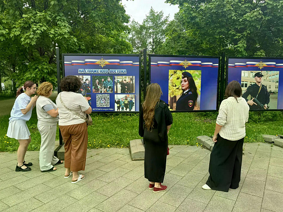 В районе Марьино открылась фотовыставка «На линии долга», посвящённая будням столичной полиции