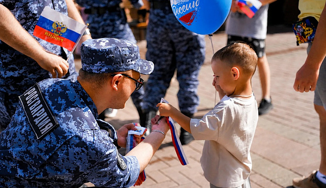Московские росгвардейцы приняли участие в акции «Российский триколор» 