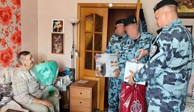 В Москве сотрудники ОМОН «Авангард» Росгвардии поздравили участницу Великой Отечественной войны и труженицу тыла со 101-м днём рождения