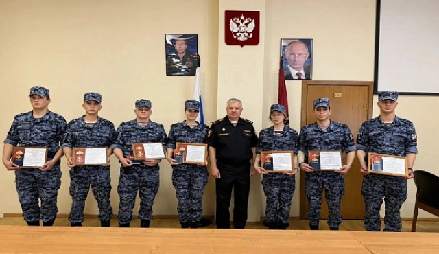 Сотрудникам вневедомственной охраны Главного управления  Росгвардии по городу Москве торжественно вручили табельное оружие