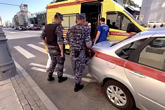В центре столицы росгвардейцы оказали помощь девушке, почувствовавшей недомогание