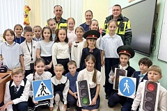 Столичные росгвардейцы провели урок с московскими школьниками, посвящённый безопасности на дороге 